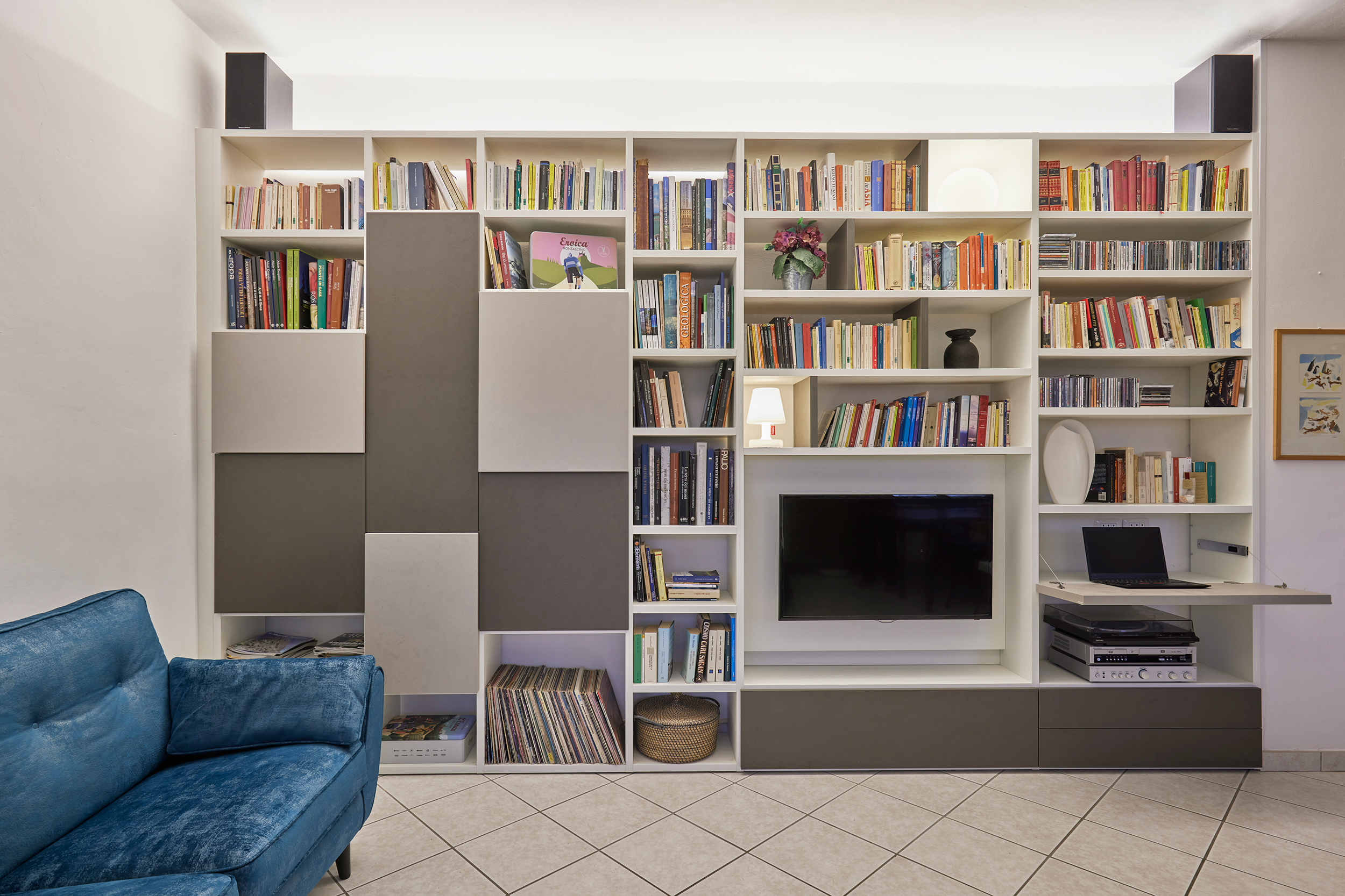 Libreria con TV e spazio home office