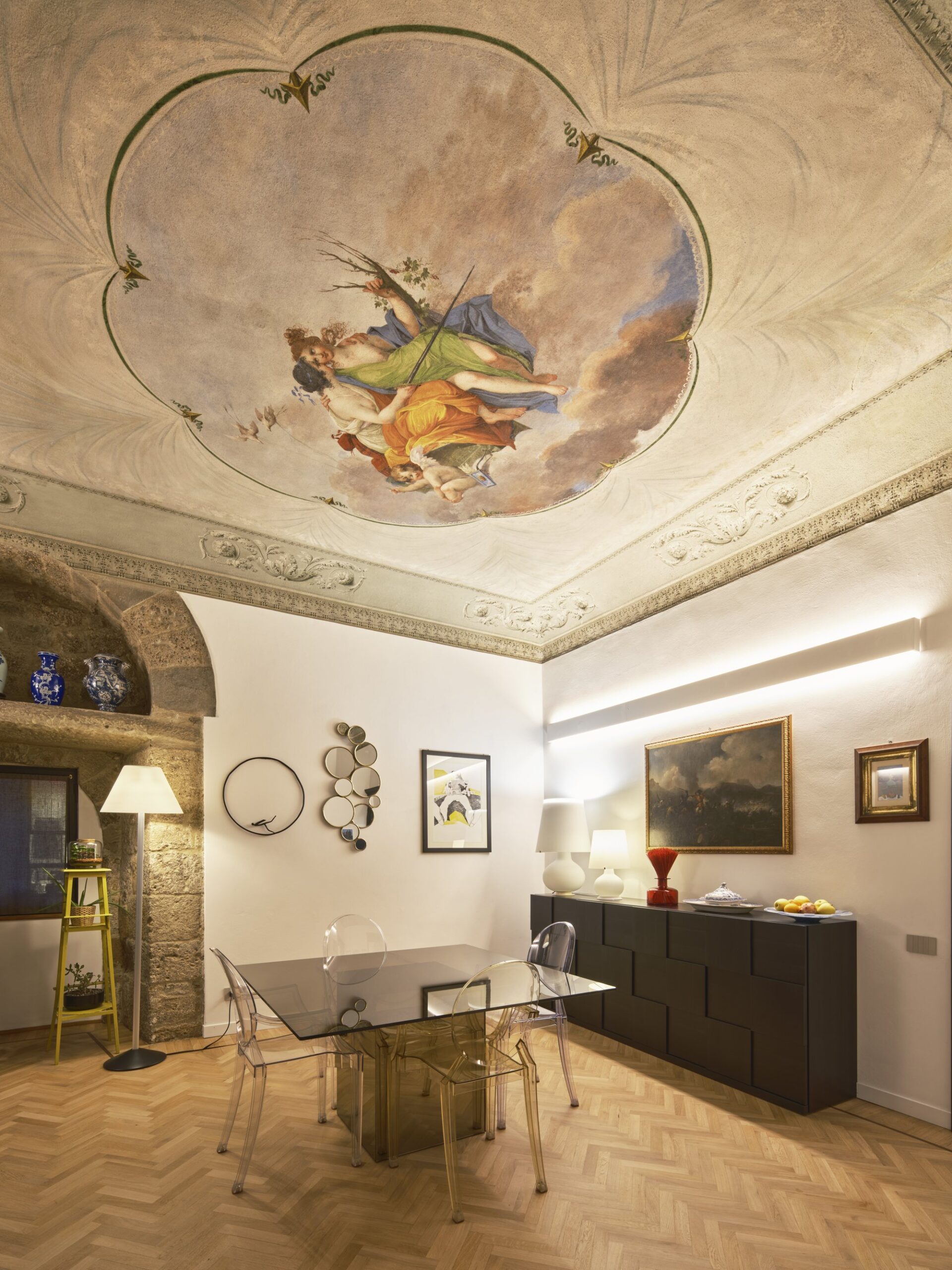 Sala con soffitto affrescato