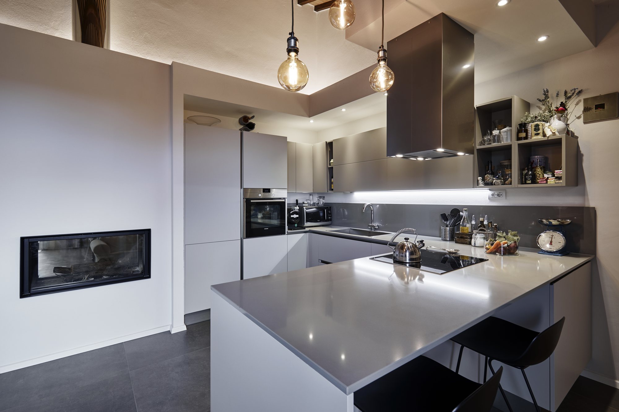 Cucina realizzata con camino