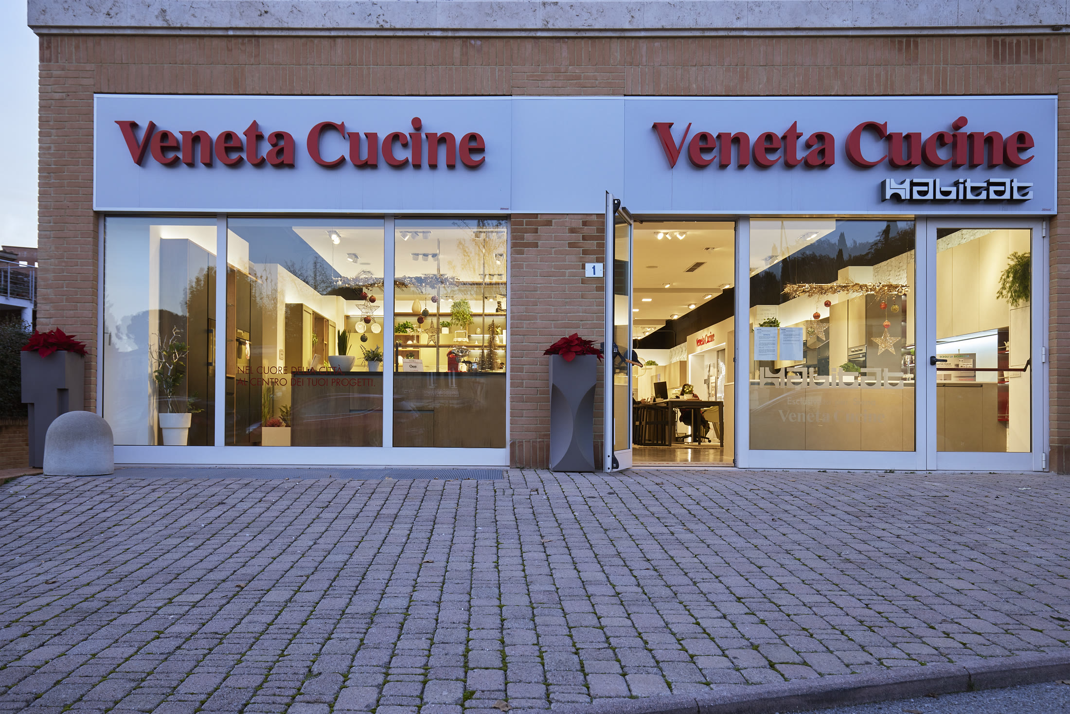 La vetrina dello store Veneta Cucine in via Paolo Frajese a Siena